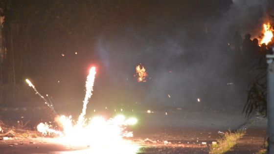 Camp-Levieux : des manifestants font usage de feux d’artifice pour repousser les policiers