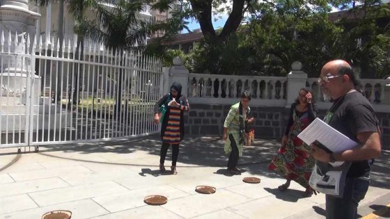 Protestation symbolique : Rezistans ek Alternativ dépose des plats de terre devant l’Hôtel du gouvernement