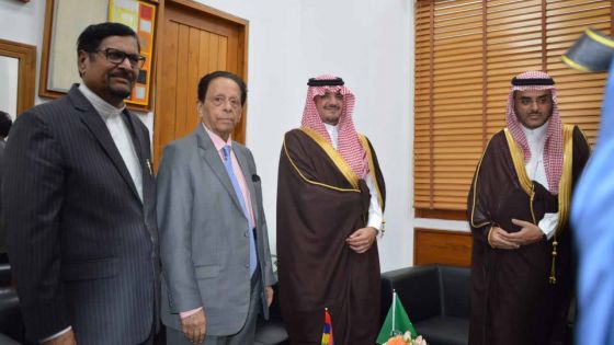 Visite officielle : le prince saoudien Abdulaziz Bin Saud rencontre SAJ 