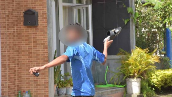 St-Pierre : ce jeune homme lance une sandale sur le propriétaire d'un véhicule 