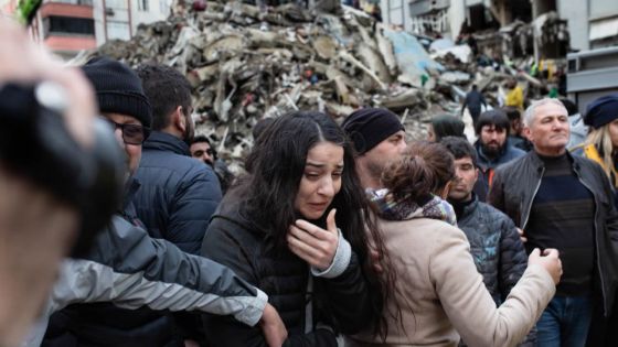 Séisme en Turquie et Syrie : plus de 3 800 morts, les secours dans le froid et la nuit