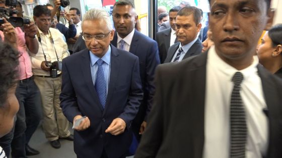 Metro Express : Pravind Jugnauth s’improvise en «tayer kart» et fait rire des étudiants