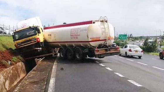 Sorèze : un poids lourd fait une sortie de route