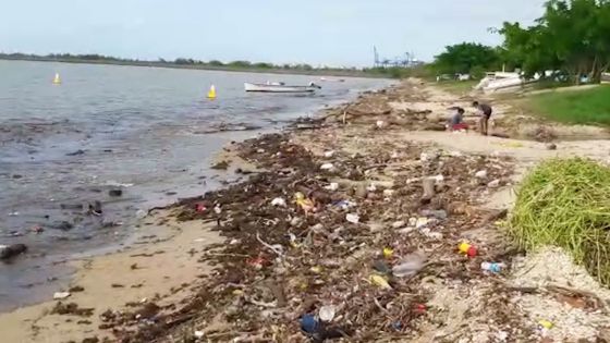 Post-pluies torrentielles : la plage de Bain-des-Dames défigurée 