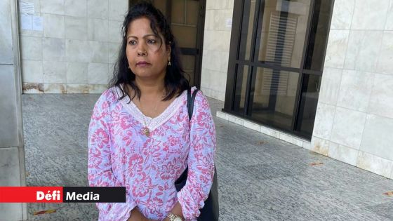 Emploi fictif allégué : Shakuntala Kistnen signe des documents nécessaires à l'enquête aux Casernes centrales