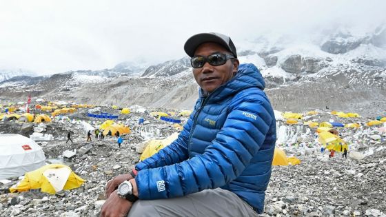 L'alpiniste népalais Kami Rita Sherpa gravit l'Everest pour la 30e fois, un record mondial