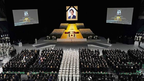 Le Japon entre recueillement et contestation aux funérailles nationales de Shinzo Abe