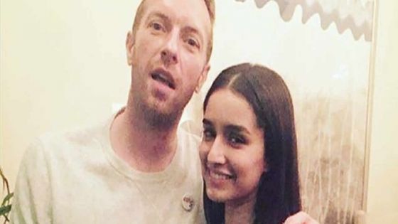 L’actrice indienne Shraddha Kapoor chante avec Chris Martin de Coldplay
