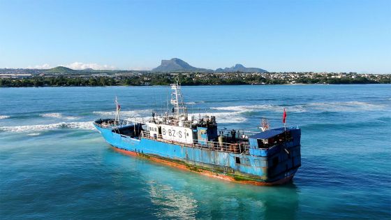 Le navire chinois échoué sur les récifs à Pointe-aux-Sables vu du ciel
