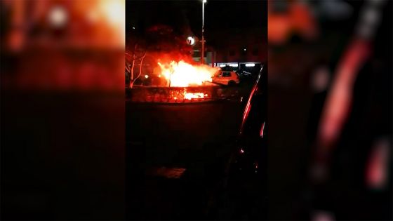 Flacq : une voiture prend feu sur l'aire de stationnement d'un centre commercial