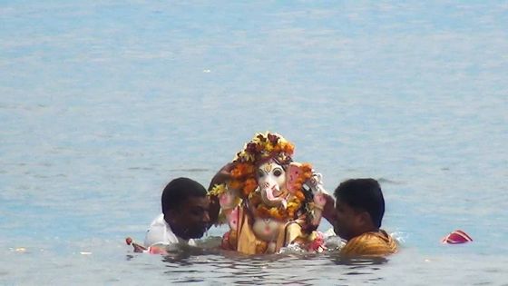 Ganesh Chaturthi : au cœur de la cérémonie d’immersion des statuettes divines dans l’océan