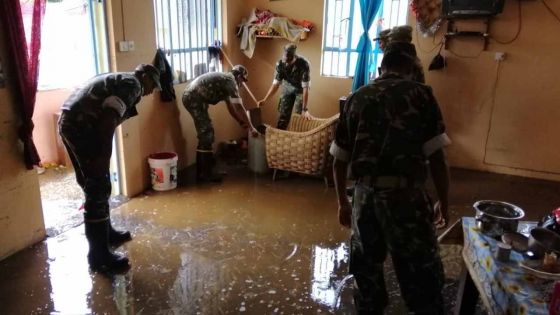 [Images] Inondations à Fond-du-Sac : des soldats de la SMF prêtent main-forte aux habitants 