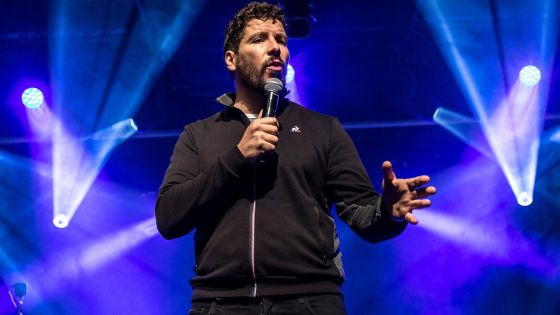 Spectacle d’humour : Redouane Bougheraba, l’expert du stand-up, débarque à Maurice 