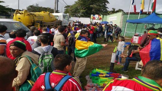 [En images] JIOI - Football Maurice/Réunion : les spectateurs affluent à Flacq pour assister à la finale