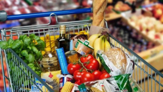 Non-paiement : une femme quitte le supermarché avec un caddie rempli 