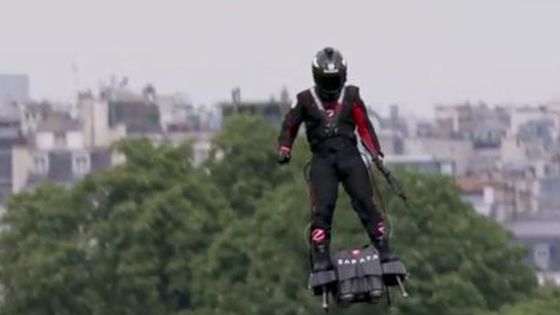 4 Minutes aux 4 Coins du Monde : Paris, un «homme volant» fait sensation hier au Défilé du 14 juillet sur les Champs-Elysées