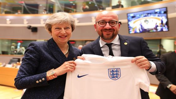 Mondial 2018 : le Premier ministre belge surprend Theresa May avec un maillot des Diables Rouges