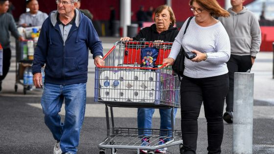 Coronavirus : rixes pour du papier toilette en Australie