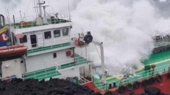 Cyclone Batsirai: les marins d'un pétrolier échoué à La Réunion récupérés