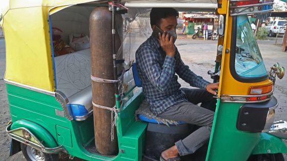 Inde: un chauffeur de tuk-tuk se change en ambulancier pour les pauvres