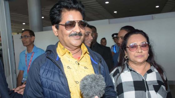 Udit Narayan chante «Papa Kehte Hain» à Plaisance 