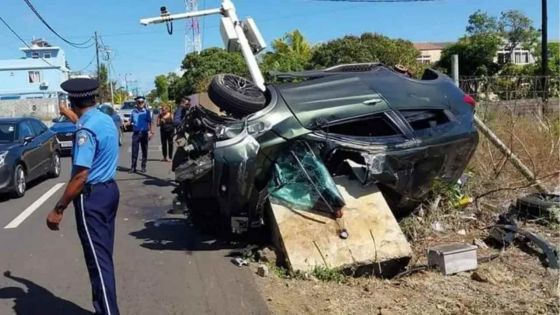 Saint-François : une voiture percute violemment un pylône 