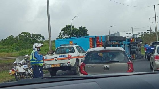 Embouteillage à Wooton : Un camion transportant des déchets se renverse