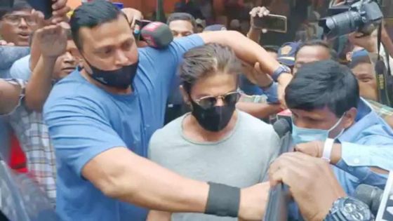 L'acteur Shah Rukh Khan rend visite à son fils Aryan à la prison de Mumbai