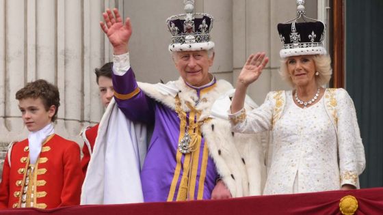 Charles III et la reine Camilla saluent la foule depuis le balcon du palais de Buckingham