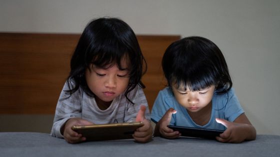 L'accès précoce aux smartphones : une tendance croissante chez les enfants