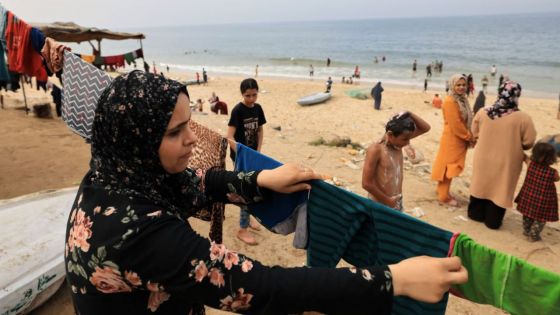 La pénurie d'eau à gaza oblige les gens à se baigner et à faire la vaisselle dans la mer