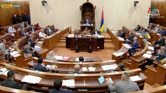Parlement : Pravind Jugnauth et Xavier-Luc Duval rendent hommage à Dev Virahsawmy
