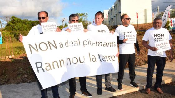 [En images] Malherbes : l'opposition manifeste juste avant l’arrivée d'Obeegadoo pour l'inauguration des logements sociaux de la NSLD