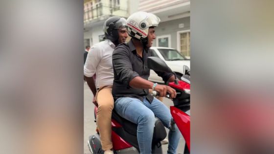 Porte-a-Porte : Eshan Juman à moto