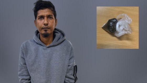 Résidence Ste-Claire, Goodlands : le suspect «Papaye» soupçonné d’avoir jeté Rs 345 000 de drogue en voyant la police