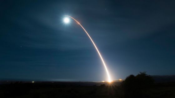 Japon : des survivants de la bombe atomique protestent contre l'annonce d'essais d'armes nucléaires par Trump