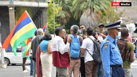 [En images] Suspension des réseaux sociaux : manifestation pacifique de Linion Reform devant l’Assemblée nationale