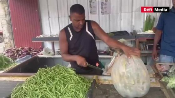 Petite-Rivière : un marchand de légumes à pied d’œuvre malgré l’alerte cyclonique