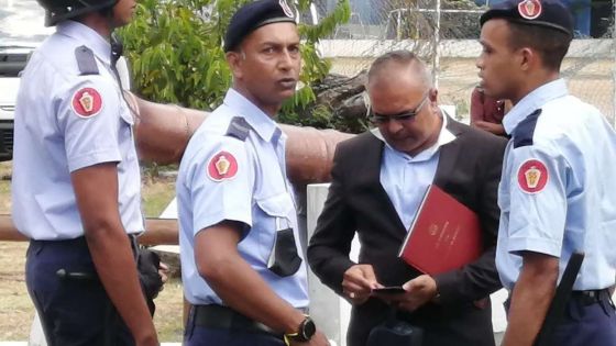 La Special Support Unit demande à Mes Sanjeev Teeluckdharry et Anoop Goodary de quitter les Casernes centrales