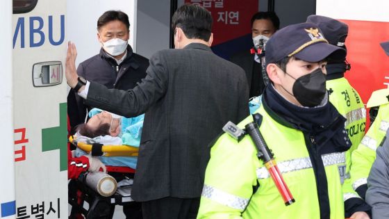 Corée du Sud : le chef de l'opposition poignardé dans un état grave, la police enquête sur le mobile