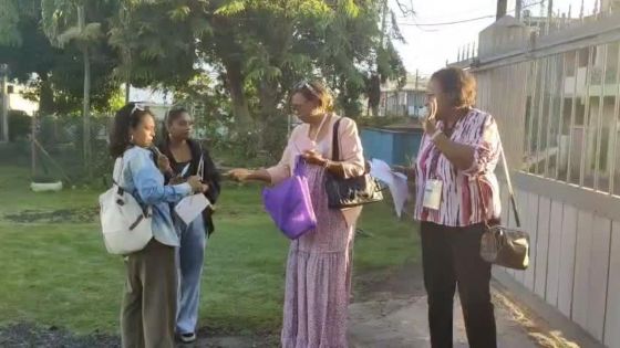 Municipales 2025 : contrôle rigoureux à l’entrée d'un centre de vote à Beau-Bassin/Rose-Hill