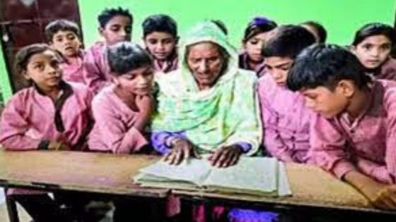 Une Indienne, scolarisée à 92 ans, apprend enfin à lire et écrire