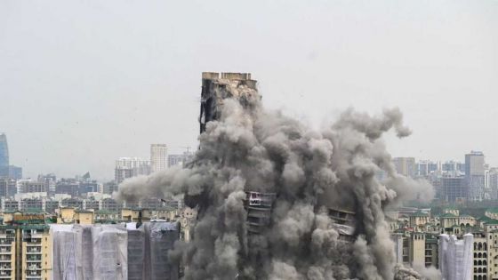 Inde: deux immeubles de 100 mètres détruits dans la banlieue de Delhi