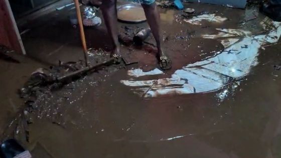 Après l'inondation : scène de désolation chez les Teerbhun à Gros-Cailloux