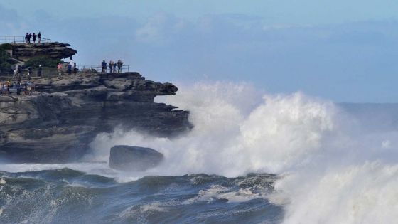 Australie: une plage de Sydney engloutie par des vagues immenses