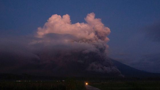 Indonésie: le volcan Semeru entre en éruption, alerte maximale