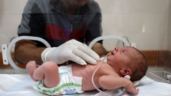 Un bébé sauvé du ventre d'une Palestinienne enceinte tuée après une frappe à Gaza