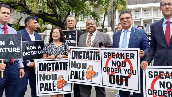 Port-Louis : les députés de l’opposition protestent contre le Speaker devant le Parlement