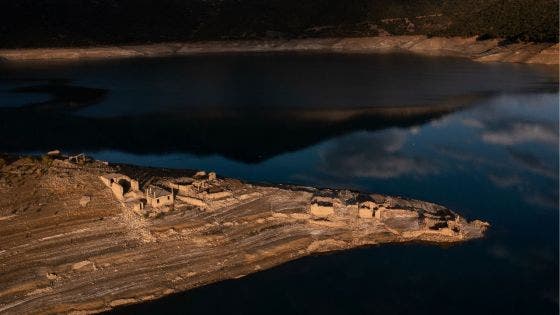 La sécheresse en Grèce fait réapparaître un village englouti