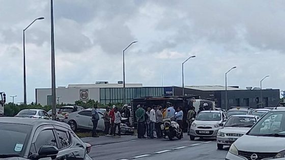 Accident : un camion se renverse sur l’autoroute en direction de Bagatelle